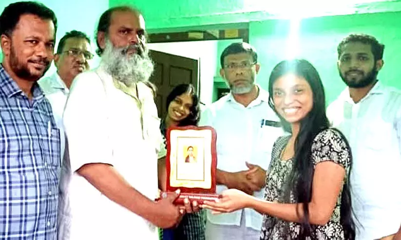 റാങ്ക് ജേതാവായ അന്തർ സംസ്ഥാന വിദ്യാര്‍ഥിനിയെ അനുമോദിച്ചു