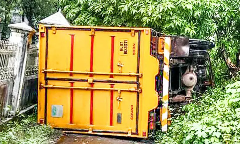 കണ്ടെയ്നർ ലോറി മറിഞ്ഞു; ഡ്രൈവർക്ക് പരിക്ക് കണ്ടെയ്നർ ലോറി മറിഞ്ഞു; ഡ്രൈവർക്ക് പരിക്ക്