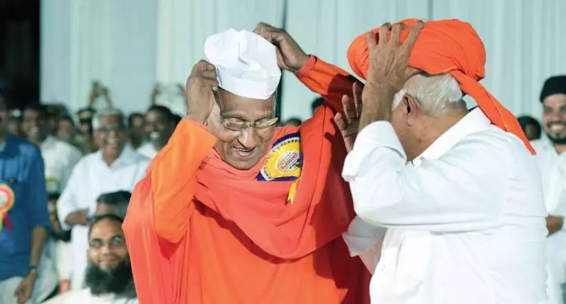 മൗലവിയുടെ അഗ്നിവേശ്​ ഓർമ; ഒരു തൊപ്പി-തലപ്പാവ്​ കൈമാറ്റം