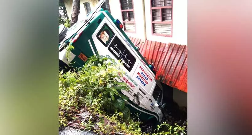 കോവിഡ് ബാധിച്ച് മരിച്ച വീട്ടമ്മയുടെ മൃതദേഹം കയറ്റിയ ആംബുലൻസ് മറിഞ്ഞു കോവിഡ് ബാധിച്ച് മരിച്ച വീട്ടമ്മയുടെ മൃതദേഹം കയറ്റിയ ആംബുലൻസ് മറിഞ്ഞു