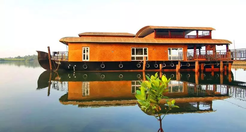 നങ്കൂരമിട്ടിരിക്കുന്നത് മുപ്പതിലേറെ ഹൗസ് ബോട്ടുകൾ; കണ്ണീർക്കയത്തിൽ കവ്വായിക്കായൽ നങ്കൂരമിട്ടിരിക്കുന്നത് മുപ്പതിലേറെ ഹൗസ് ബോട്ടുകൾ; കണ്ണീർക്കയത്തിൽ കവ്വായിക്കായൽ