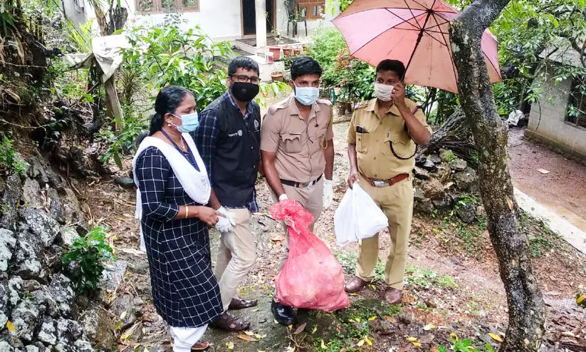 നിരീക്ഷണത്തിലുള്ളവർക്ക് ഭക്ഷ്യധാന്യങ്ങൾ എത്തിച്ച് ജനമൈത്രി പൊലീസ്