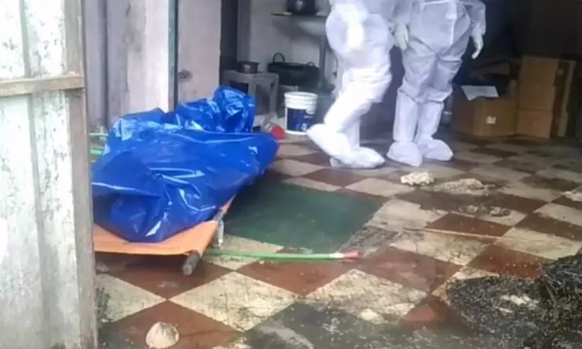 അങ്കമാലിയിൽ ആളൊഴിഞ്ഞ കെട്ടിടത്തിൽ മൃതദേഹം പുഴുവരിച്ച നിലയിൽ അങ്കമാലിയിൽ ആളൊഴിഞ്ഞ കെട്ടിടത്തിൽ മൃതദേഹം പുഴുവരിച്ച നിലയിൽ