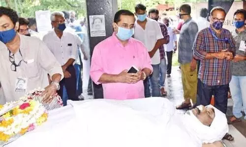 ഇടവേളയിൽ കളിമുറിച്ച്​...