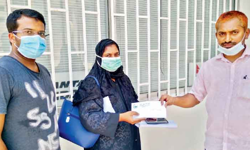 അ​ൽ​ഖോ​ബാ​ർ കെ.​എം.​സി.​സി വി​മാ​ന ടി​ക്ക​റ്റ് ന​ൽ​കി