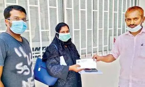 അ​ൽ​ഖോ​ബാ​ർ കെ.​എം.​സി.​സി വി​മാ​ന ടി​ക്ക​റ്റ് ന​ൽ​കി