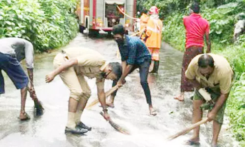 വാഹനത്തിലെ ഓയിൽ ചോർന്ന് റോഡിലൊഴുകി; കാർ തെന്നിമാറി അപകടം