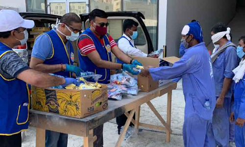 ​െഎ.സി‌.ആർ.‌എഫ് കുപ്പിവെള്ളവും പഴങ്ങളും വിതരണം ചെയ്​തു