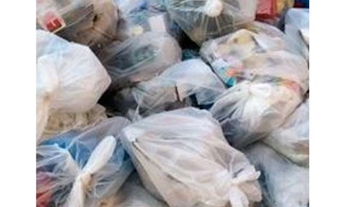 സല്‍ക്കാരശേഷം മാലിന്യം വഴിയില്‍ തള്ളി; വീട്ടുകാരെ കൊണ്ട്​ നീക്കംചെയ്യിച്ച് പൊലീസ്