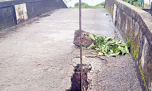 ഏഴിക്കരയിലെ ലങ്ക പാലം തകർച്ചയിൽ ; നടപ്പാതയുടെ ഒരുഭാഗത്തെ കോൺക്രീറ്റ് പൊളിഞ്ഞുവീണു