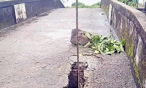 ഏഴിക്കരയിലെ ലങ്ക പാലം തകർച്ചയിൽ ; നടപ്പാതയുടെ ഒരുഭാഗത്തെ കോൺക്രീറ്റ് പൊളിഞ്ഞുവീണു