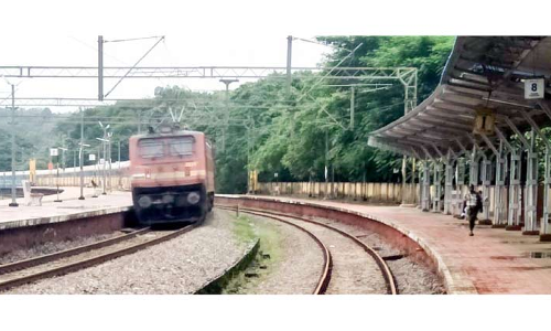 പിറവം റോഡിൽ ഐലൻഡ്​​ എക്സ്പ്രസ്​​ സ്​റ്റോപ്​ നിർത്തുന്നു; വ്യാപകപ്രതിഷേധം; യാത്രക്കാർക്ക്​ ദുരിതം