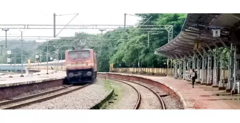 പിറവം റോഡിൽ ഐലൻഡ്​​ എക്സ്പ്രസ്​​ സ്​റ്റോപ്​ നിർത്തുന്നു; വ്യാപകപ്രതിഷേധം; യാത്രക്കാർക്ക്​ ദുരിതം