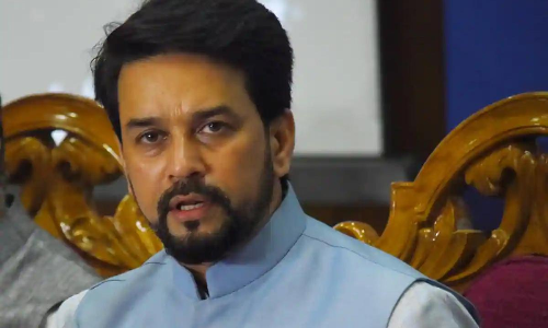 സ്വർണക്കടത്ത്​ നയതന്ത്ര ബാഗേജ്​ വഴി തന്നെ; വി. ​മു​ര​ളീ​ധ​ര​നെ ത​ള്ളി മ​ന്ത്രി അ​നു​രാ​ഗ്​ ഠാ​കു​ർ