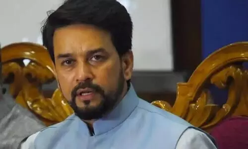 സ്വർണക്കടത്ത്​ നയതന്ത്ര ബാഗേജ്​ വഴി തന്നെ; വി. ​മു​ര​ളീ​ധ​ര​നെ ത​ള്ളി മ​ന്ത്രി അ​നു​രാ​ഗ്​ ഠാ​കു​ർ