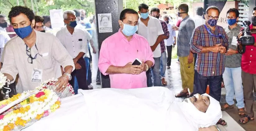 ഇടവേളയിൽ കളിമുറിച്ച്​...