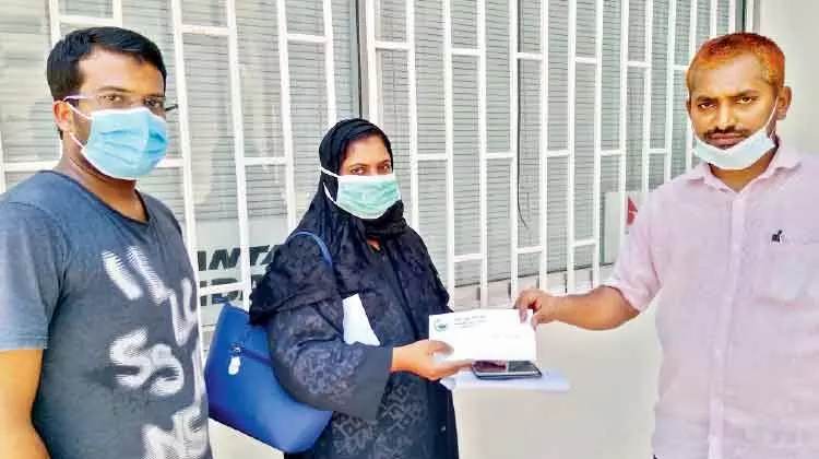 അൽഖോബാർ കെ.എം.സി.സി വിമാന ടിക്കറ്റ് നൽകി അൽഖോബാർ കെ.എം.സി.സി വിമാന ടിക്കറ്റ് നൽകി