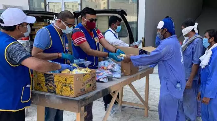 ​െഎ.സി‌.ആർ.‌എഫ് കുപ്പിവെള്ളവും പഴങ്ങളും വിതരണം ചെയ്​തു