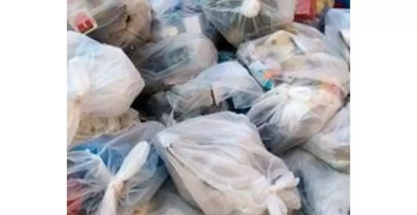 സല്‍ക്കാരശേഷം മാലിന്യം വഴിയില്‍ തള്ളി; വീട്ടുകാരെ കൊണ്ട്​ നീക്കംചെയ്യിച്ച് പൊലീസ്