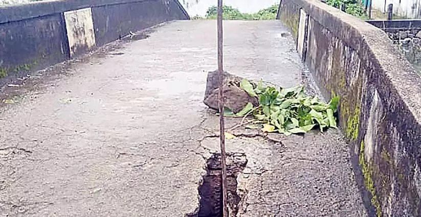 ഏഴിക്കരയിലെ ലങ്ക പാലം തകർച്ചയിൽ ; നടപ്പാതയുടെ ഒരുഭാഗത്തെ കോൺക്രീറ്റ് പൊളിഞ്ഞുവീണു ഏഴിക്കരയിലെ ലങ്ക പാലം തകർച്ചയിൽ ; നടപ്പാതയുടെ ഒരുഭാഗത്തെ കോൺക്രീറ്റ് പൊളിഞ്ഞുവീണു