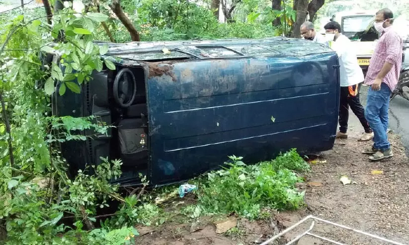 വാൻ നിയന്ത്രണം വിട്ട് മറിഞ്ഞു വാൻ നിയന്ത്രണം വിട്ട് മറിഞ്ഞു