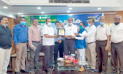 ടി.​വി.​പി. ഖാ​ലി​ദി​ന്‌ റി​യാ​ദ് കെ.​എം.​സി.​സി യാ​ത്ര​യ​യ​പ്പ് ന​ൽ​കി