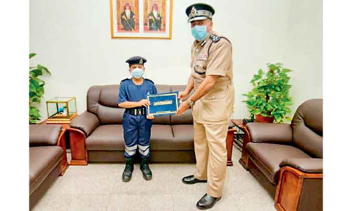 തീ​പി​ടി​ച്ച വീ​ട്ടി​ൽ​നി​ന്ന്​ കു​ടും​ബാം​ഗ​ങ്ങ​ളെ ര​ക്ഷി​ച്ച ഒ​മ്പ​തു​ വ​യ​സ്സു​കാ​ര​ന്​ പു​ര​സ്​​കാ​രം