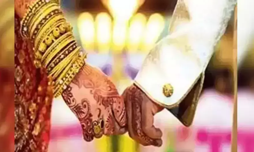 വി​വാ​ഹ​സ​ൽ​ക്കാ​ര​ത്തി​ന് മാ​റ്റി​വെ​ച്ച തു​ക ദു​രി​താ​ശ്വാ​സ നി​ധി​യി​ലേ​ക്ക് കൈ​മാ​റി മാതൃകയായി