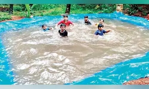 നീന്തൽ പഠിക്കാൻ വീട്ടുമുറ്റത്ത് കുളം നിർമിച്ച് കുരുന്നുകൾ