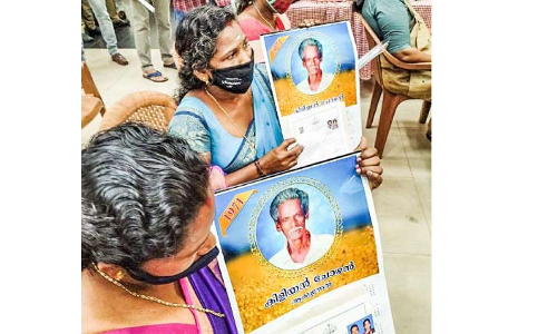 മരിച്ച പിതാവി​െൻറ ചിത്രവുമായി സഹോദരങ്ങൾ പട്ടയമേളയിൽ