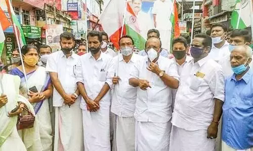 കോന്നിയിൽ മെഡിക്കല് കോളജിെൻറ ഉദ്ഘാടന ചടങ്ങിൽനിന്ന് വിട്ടുനിന്ന് യു.ഡി.എഫിെൻറ ആഹ്ലാദ പ്രകടനം കോന്നിയിൽ മെഡിക്കല് കോളജിെൻറ ഉദ്ഘാടന ചടങ്ങിൽനിന്ന് വിട്ടുനിന്ന് യു.ഡി.എഫിെൻറ ആഹ്ലാദ പ്രകടനം