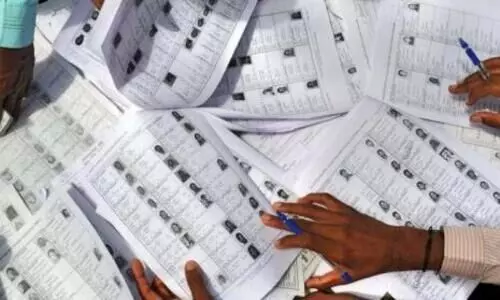 ക​യ്​​പ​മം​ഗ​ല​ത്ത് വോ​ട്ട​ർ​മാ​രു​ടെ പേ​ര് വ്യാ​പ​ക​മാ​യി വെ​ട്ടി​മാ​റ്റി​യെ​ന്ന് കോ​ൺ​ഗ്ര​സ്​