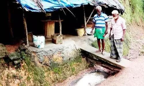 ക​ട​യു​ടെ മു​ന്നി​ൽ ക​ക്കൂ​സ് മാ​ലി​ന്യം ത​ള്ളി