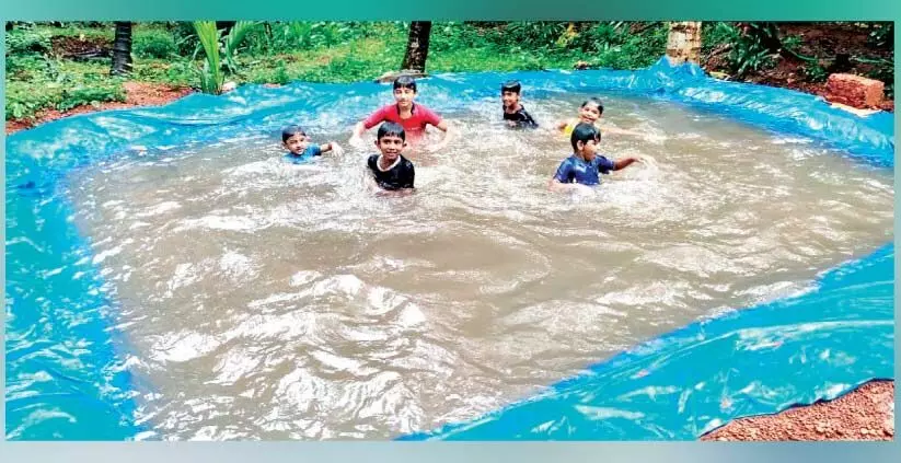 നീന്തൽ പഠിക്കാൻ വീട്ടുമുറ്റത്ത് കുളം നിർമിച്ച് കുരുന്നുകൾ