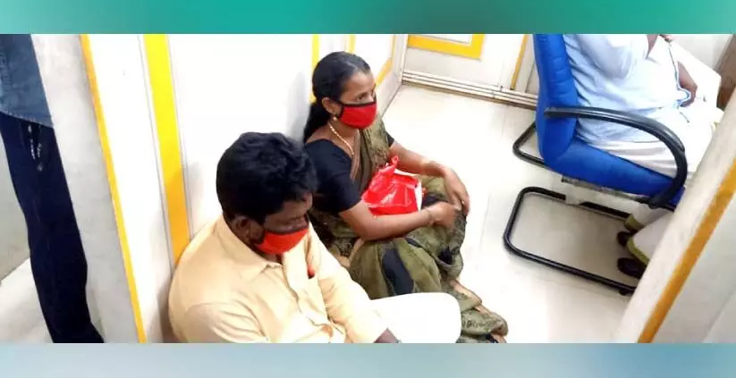 മരട് ഫ്ലാറ്റ് പൊളിച്ചപ്പോൾ കേടുപാടുപറ്റിയ വീട് നന്നാക്കിയില്ല; സത്യഗ്രഹവുമായി സമീപവാസികൾ മരട് ഫ്ലാറ്റ് പൊളിച്ചപ്പോൾ കേടുപാടുപറ്റിയ വീട് നന്നാക്കിയില്ല; സത്യഗ്രഹവുമായി സമീപവാസികൾ