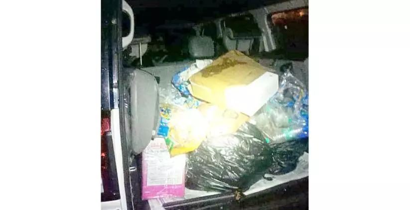 റോ​ഡി​ൽ മാ​ലി​ന്യം ത​ള്ളി; സെ​ക്യൂ​രി​റ്റി ജീ​വ​ന​ക്കാ​ർ പി​ടി​യി​ലാ​യി