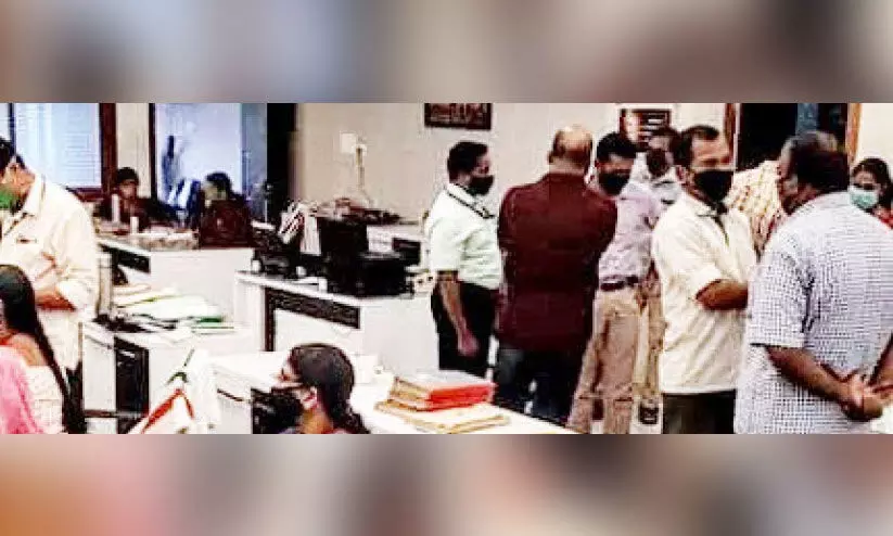 തലശ്ശേരി ജോ.ആര്.ടി.ഒ ഓഫിസില് വിജിലന്സ് പരിശോധന തലശ്ശേരി ജോ.ആര്.ടി.ഒ ഓഫിസില് വിജിലന്സ് പരിശോധന