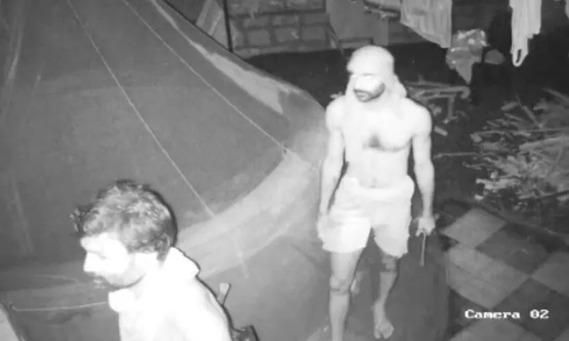 കണ്ണാടിപ്പറമ്പിൽ വീട്ടമ്മയുടെ സ്വർണമാല കവർന്നു