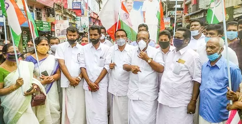 കോന്നിയിൽ മെ​ഡി​ക്ക​ല്‍ കോ​ള​ജി​െൻറ ഉ​ദ്​​ഘാ​ട​ന ച​ട​ങ്ങി​ൽ​നി​ന്ന്​ വി​ട്ടു​നി​ന്ന്​ യു.​ഡി.​എ​ഫി​െൻറ ആഹ്ലാദ പ്രകടനം