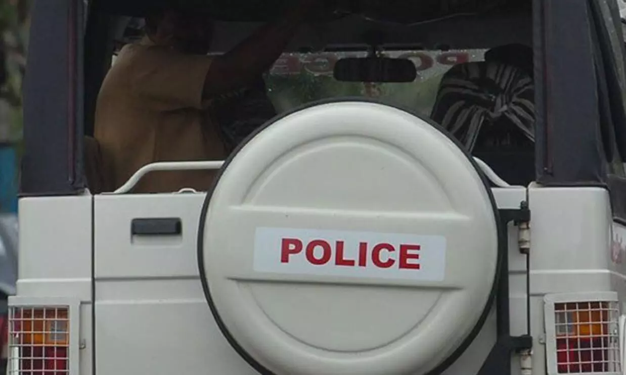 എസ്.െഎയുടെ കാലിൽ കാർ കയറ്റിയെന്ന കേസ്; പൊലീസിനെതിരെ മനുഷ്യാവകാശ കമീഷൻ കേസെടുത്തു എസ്.െഎയുടെ കാലിൽ കാർ കയറ്റിയെന്ന കേസ്; പൊലീസിനെതിരെ മനുഷ്യാവകാശ കമീഷൻ കേസെടുത്തു