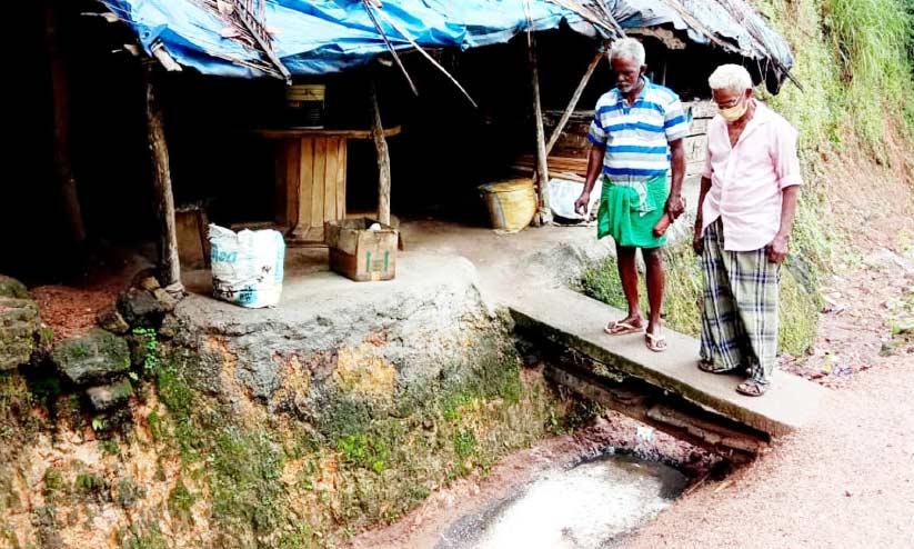 കടയുടെ മുന്നിൽ കക്കൂസ് മാലിന്യം തള്ളി കടയുടെ മുന്നിൽ കക്കൂസ് മാലിന്യം തള്ളി