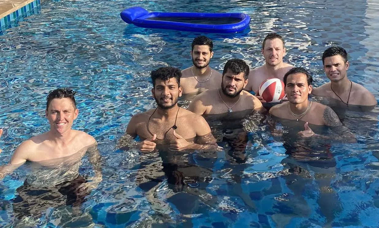 അർജുൻ ടെണ്ടുൽക്കർ മുംബൈ ഇന്ത്യൻസിൽ? ൈവറൽ ചിത്രം കണ്ട് ചോദ്യങ്ങളുമായി ആരാധകർ അർജുൻ ടെണ്ടുൽക്കർ മുംബൈ ഇന്ത്യൻസിൽ? ൈവറൽ ചിത്രം കണ്ട് ചോദ്യങ്ങളുമായി ആരാധകർ