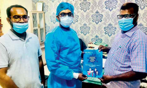 ഫ്ര​റ്റേ​ണി​റ്റി ഫോ​റം കൈ​പ്പു​സ്ത​കം വി​ത​ര​ണം ചെ​യ്തു