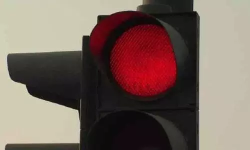 അബൂദബിയിൽ ചുവപ്പ് സിഗ്​നൽ മറികടന്നാൽ 1000 ദിർഹം പിഴ