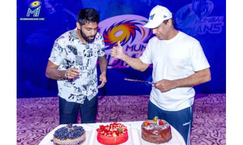 റോബിൻ സിങ്ങിനും സൂര്യകുമാറിനും പിറന്നാൾ മധുരം