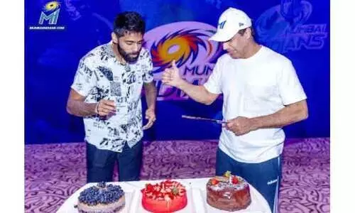 റോബിൻ സിങ്ങിനും സൂര്യകുമാറിനും പിറന്നാൾ മധുരം