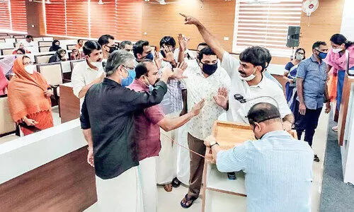 േകാവിഡ് മാനദണ്ഡങ്ങളെല്ലാം കാറ്റിൽ പറന്നു; കൗൺസിൽ യോഗത്തിൽ കൈയാങ്കളി, തെറിവിളി, വാക്കേറ്റം