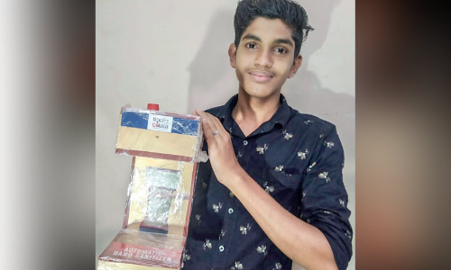 ഓ​ട്ടോ​മാ​റ്റി​ക് സാ​നി​റ്റൈ​സ​ർ മെ​ഷീ​ൻ നി​ർ​മി​ച്ച് സ്കൂ​ൾ വി​ദ്യാ​ർ​ഥി