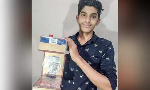 ഓ​ട്ടോ​മാ​റ്റി​ക് സാ​നി​റ്റൈ​സ​ർ മെ​ഷീ​ൻ നി​ർ​മി​ച്ച് സ്കൂ​ൾ വി​ദ്യാ​ർ​ഥി