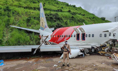 കരിപ്പൂർ: അപകടത്തിൽ തകർന്ന െഎ.എൽ.എസും പ്രവർത്തനക്ഷമം കരിപ്പൂർ: അപകടത്തിൽ തകർന്ന െഎ.എൽ.എസും പ്രവർത്തനക്ഷമം